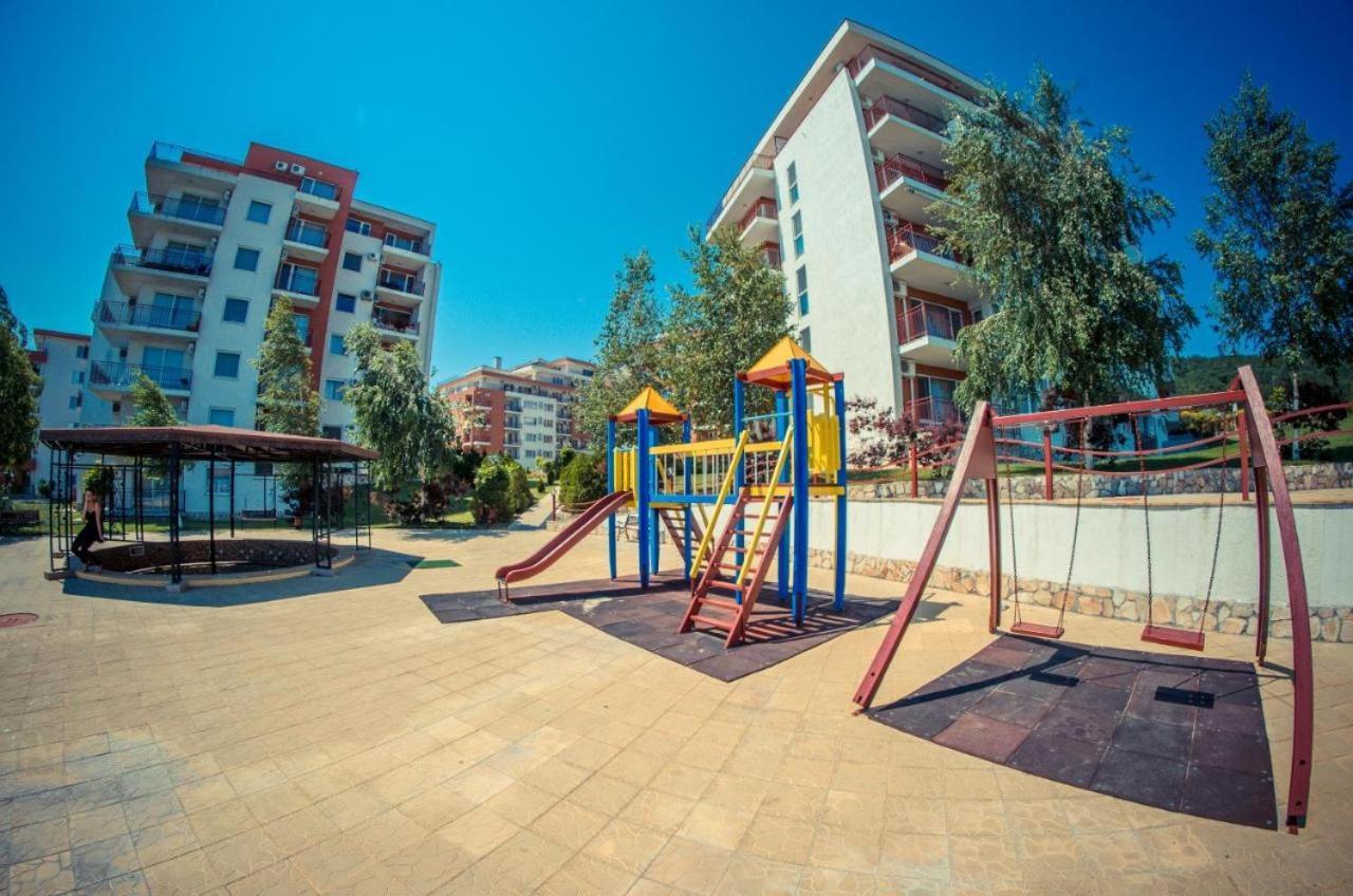 Beautiful Apartment Right By The Sea, Свети Влас Екстериор снимка