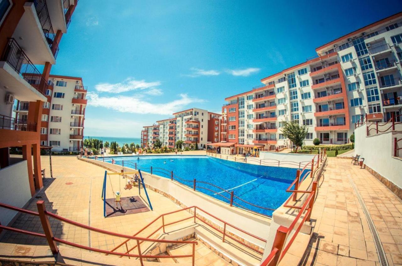 Beautiful Apartment Right By The Sea, Свети Влас Екстериор снимка
